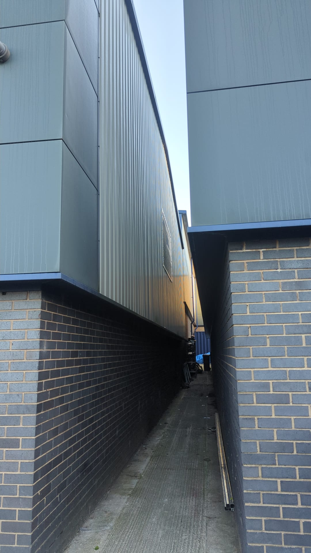 External service alley between the new unit and adjacent building
